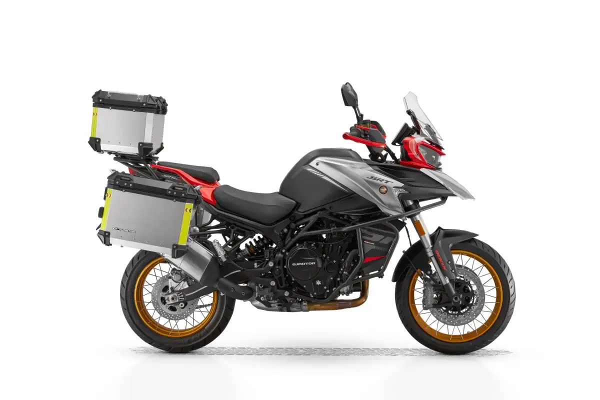 Приключенски Adventure мотоциклет QJ Motor SRT 900 SX червен - десен профил (1 от 8)
