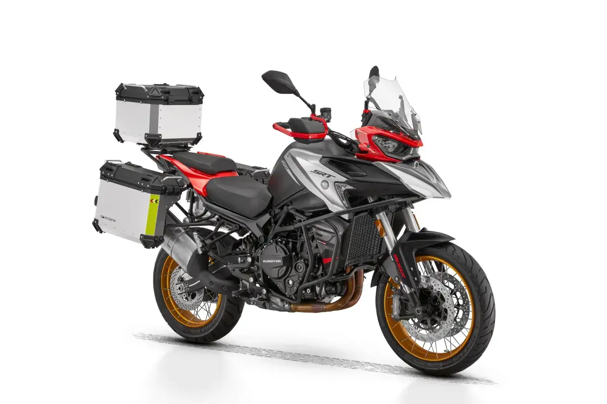 Adventure мотор QJ Motor SRT 900 SX червен - изглед три-четвърти отпред (2 от 8)