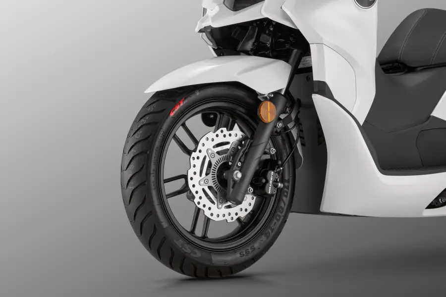 Предно окачване с амортисьори и дискова спирачка с ABS на скутер QJmotor MTX 125