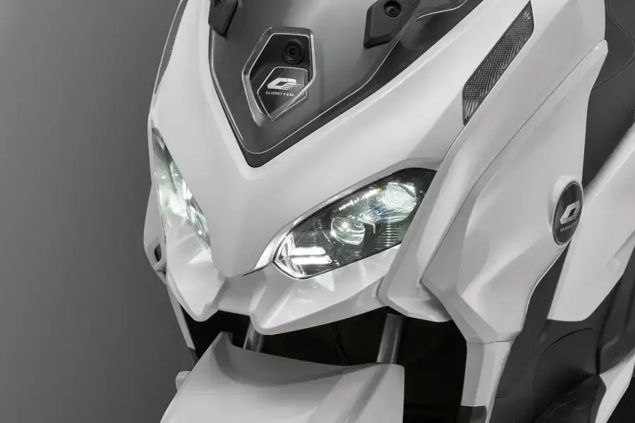 Мощни предни LED фарове с агресивен дизайн на скутер QJmotor MTX 125