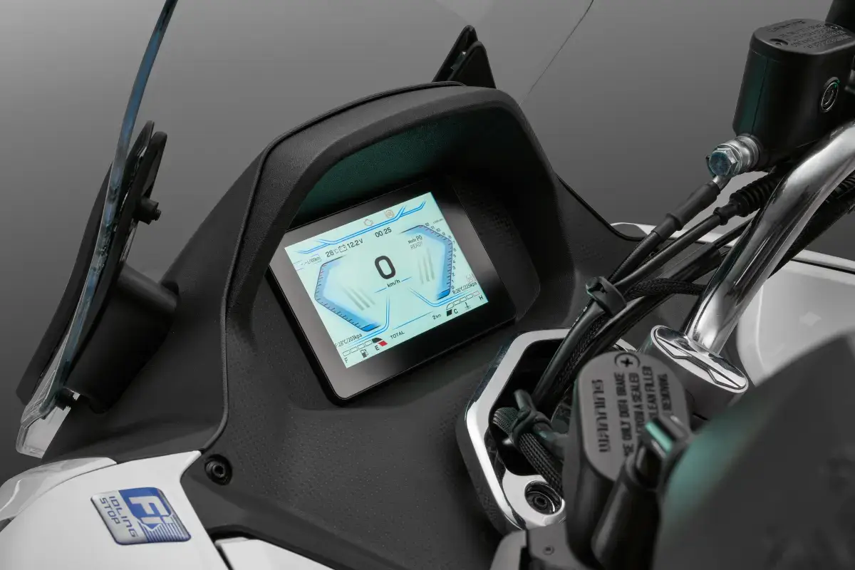 Дигитално TFT табло с Bluetooth свързаност на скутер QJmotor MTX 125