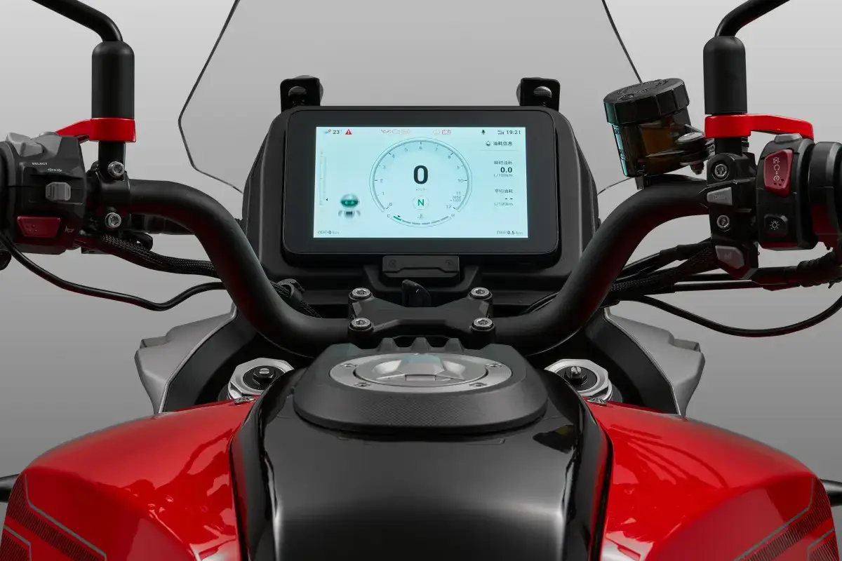 Детайлен фокус върху дигиталния TFT дисплей с Bluetooth свързаност на приключенски мотор QJMotor SRT 700 SX
