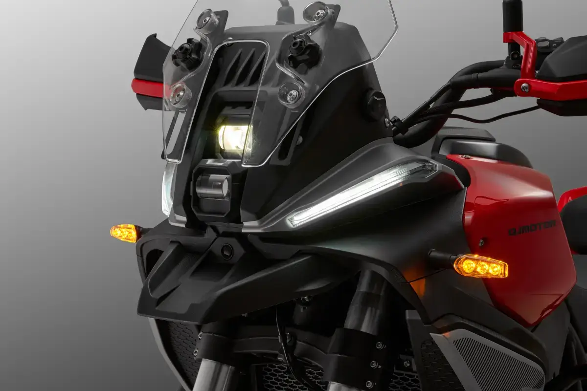 Предни LED фарове и агресивен дизайн на приключенски мотор QJMotor SRT 700 SX