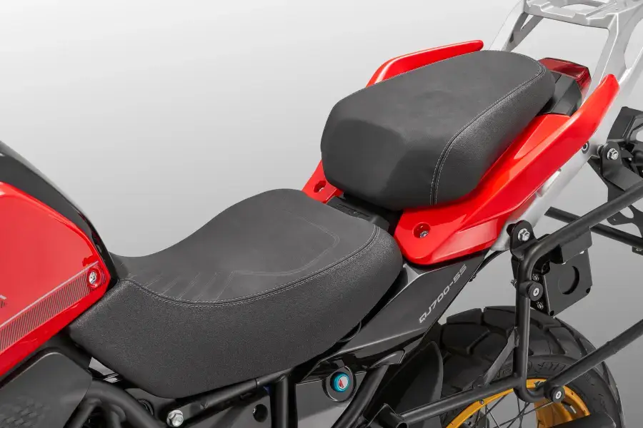 Фокус върху седалката с отопление на Adventure мотоциклет QJMotor SRT 700 SX